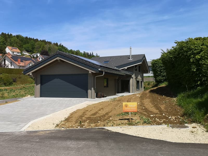 Grande maison moderne en madrier massif avec panneaux solaires, libre de suite (11)