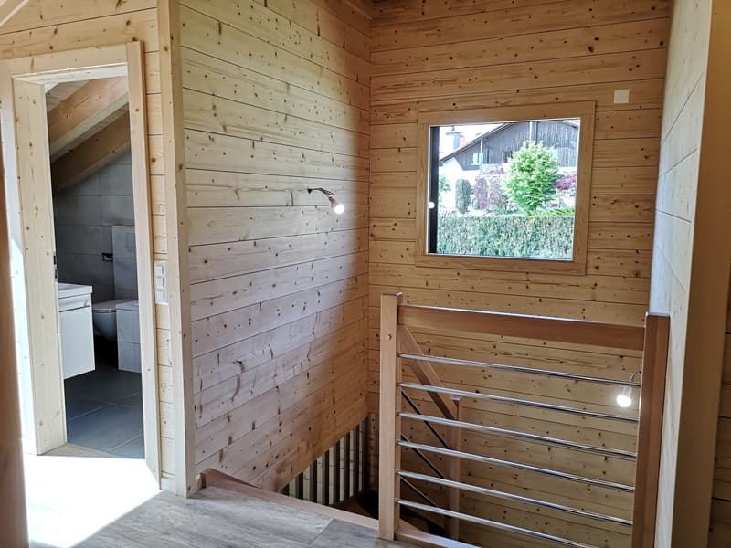 Grande maison moderne en madrier massif avec panneaux solaires, libre de suite (34)