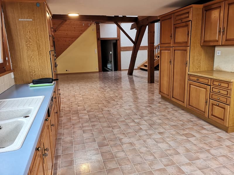 Baisse de prix : grand duplex au centre du village avec garage et atelier, libre de suite (11)