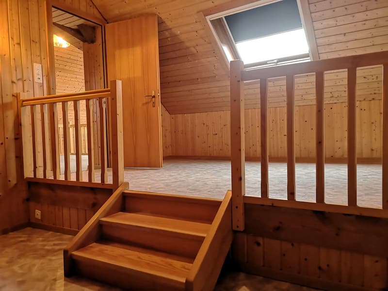 Baisse de prix : grand duplex au centre du village avec garage et atelier, libre de suite (29)