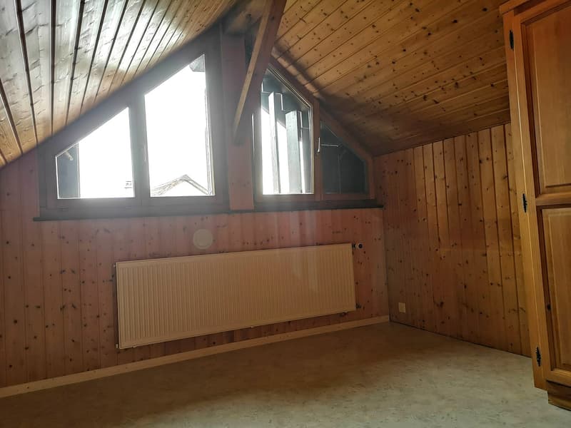 Baisse de prix : grand duplex au centre du village avec garage et atelier, libre de suite (27)