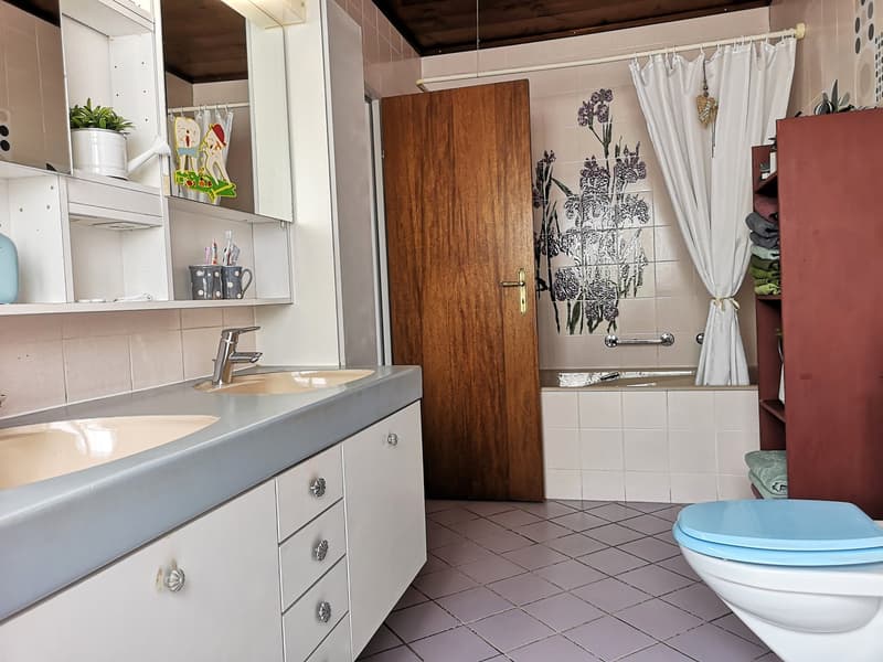 Spacieux appartement-terrasse de 5.5 pièces à Moutier avec vue dégagée, 2 garages (31)