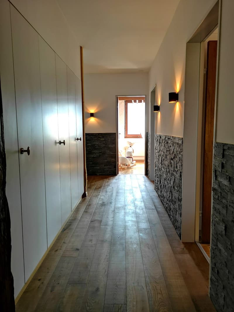 Spacieux appartement-terrasse de 5.5 pièces à Moutier avec vue dégagée, 2 garages (25)