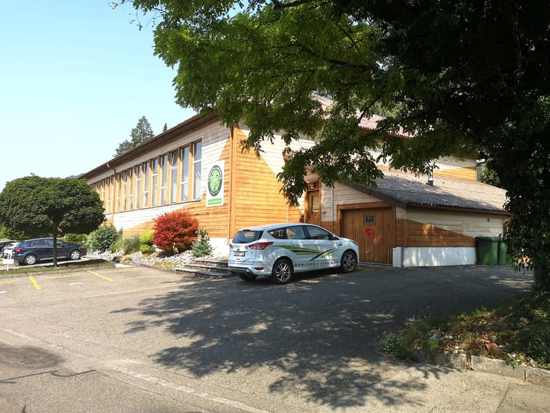 Complexe sportif dédié au tennis, avec terrain à bâtir en réserve (3)