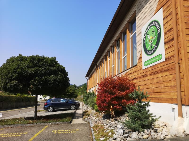 Complexe sportif dédié au tennis, avec terrain à bâtir en réserve (4)