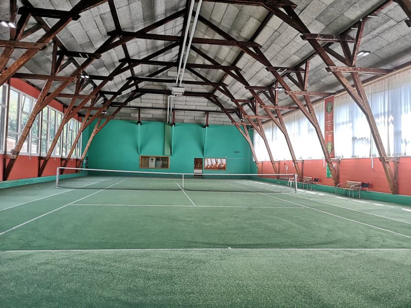 Complexe sportif dédié au tennis, avec terrain à bâtir en réserve (10)