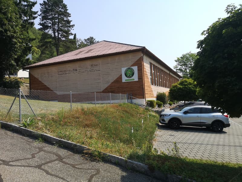 Complexe sportif dédié au tennis, avec terrain à bâtir en réserve (2)