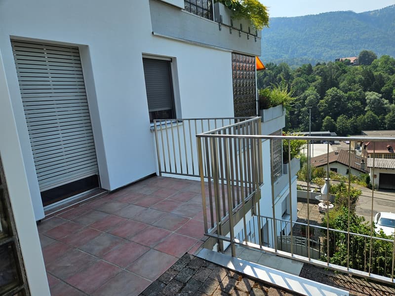 Spacieux appartement-terrasse de 5.5 pièces à Moutier avec vue dégagée, 2 garages (12)