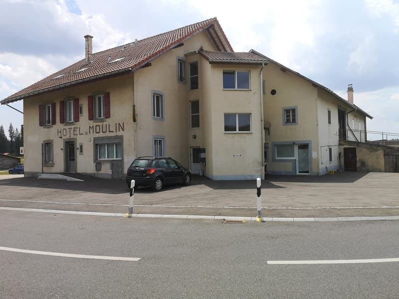 Immeuble mixte avec restaurant, 4 appartements, dépôts, garage collectif, panneaux solaires (5)