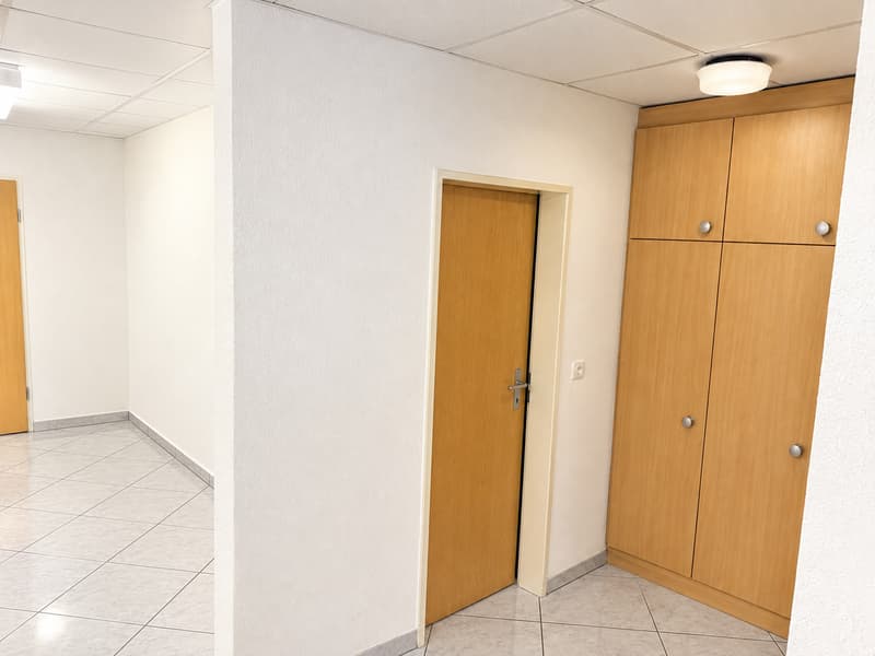A louer local commercial de 200m2 avec vitrine sur l'axe Delémont-Bâle (8)
