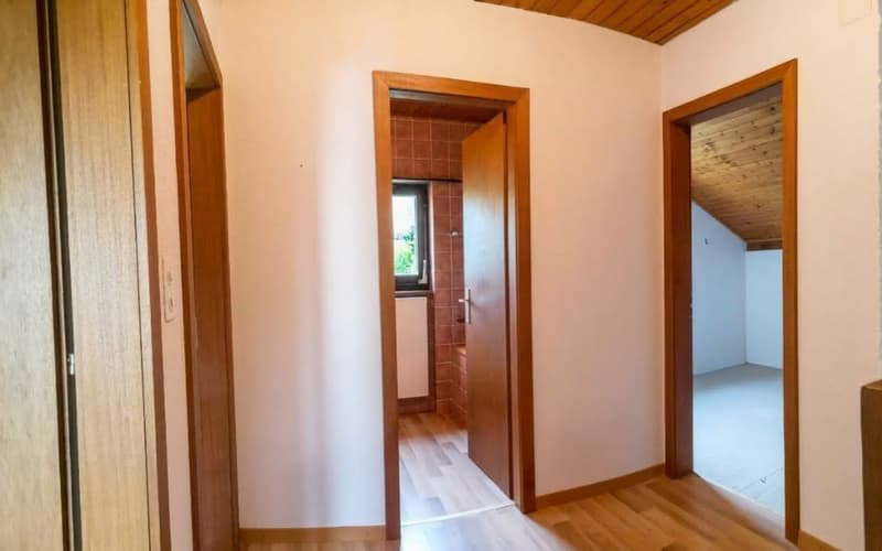 Jolie maison dans quartier résidentiel, avec garage + carport + place de parc, libre de suite. (25)