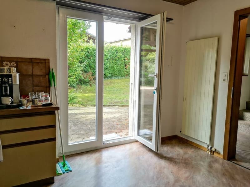 Jolie maison dans quartier résidentiel, avec garage + carport + place de parc, libre de suite. (18)