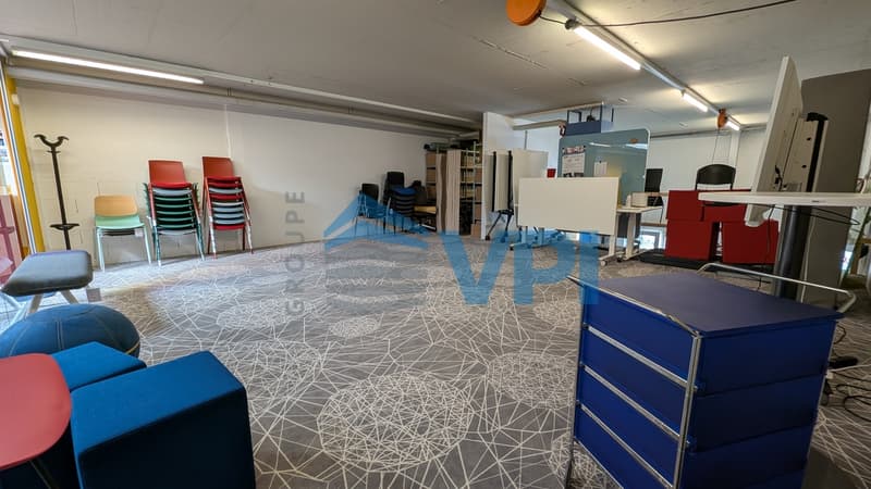 Mont-sur-Lausanne - Beau bureau de 486m2 avec quai de déchargement (11)