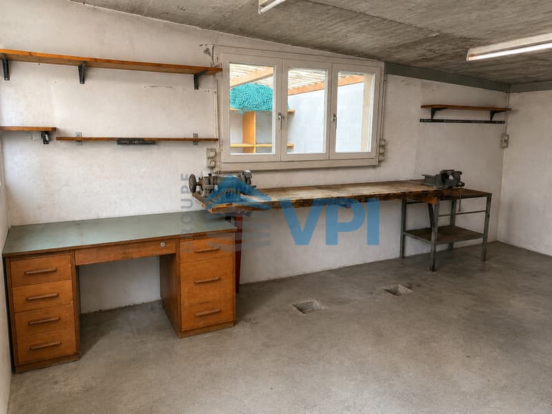 Cointrin - Beau bureau de 120 m2 avec espaces de stockage et places de parking (5)