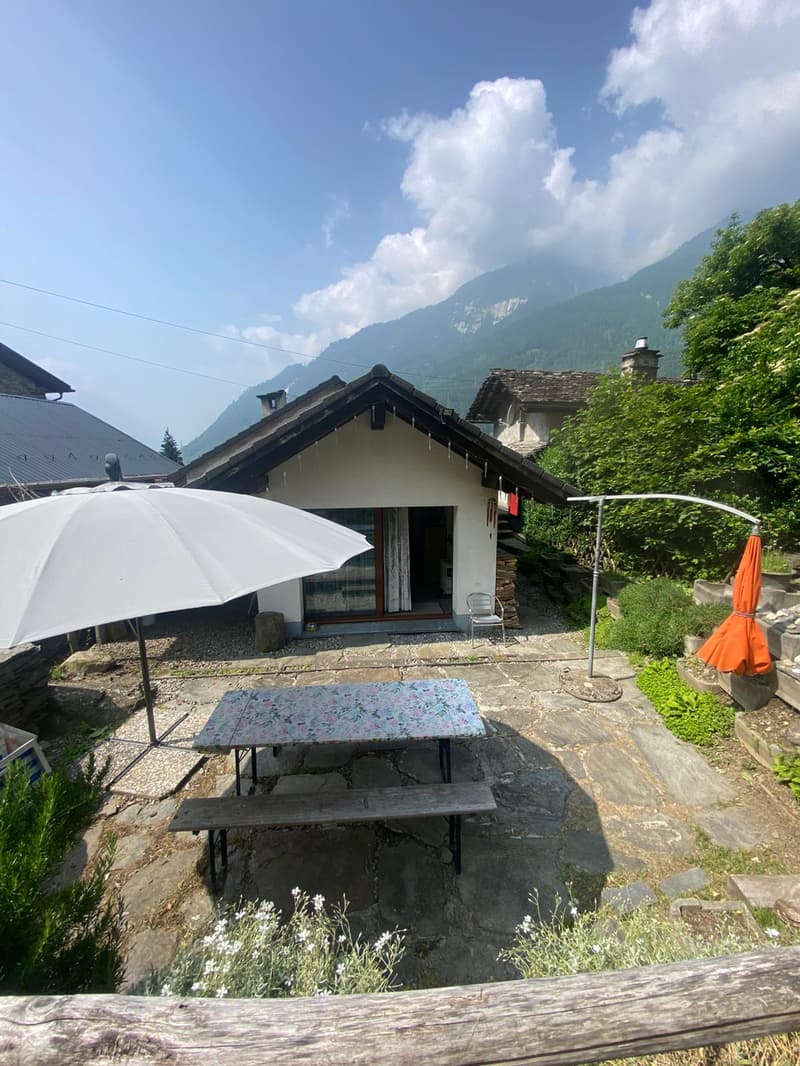 Mesocco, zona Andergia, vendesi casa con annesso rustico in un quartiere tranquillo e soleggiato. (2)