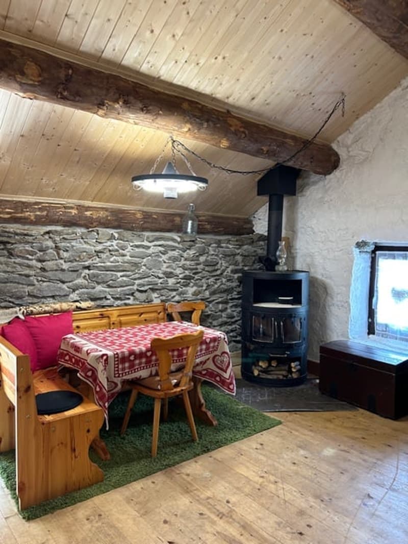 Mesocco, zona Andergia, vendesi casa con annesso rustico in un quartiere tranquillo e soleggiato. (16)