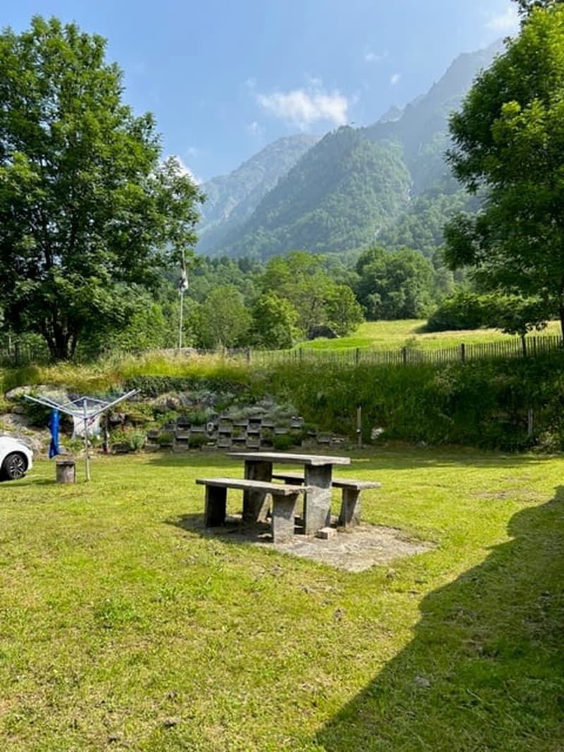 Mesocco, zona Andergia, vendesi casa con annesso rustico in un quartiere tranquillo e soleggiato. (4)