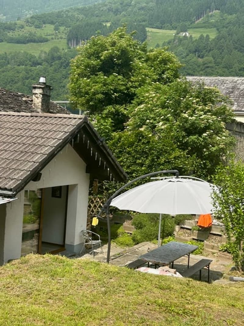 Mesocco, zona Andergia, vendesi casa con annesso rustico in un quartiere tranquillo e soleggiato. (3)