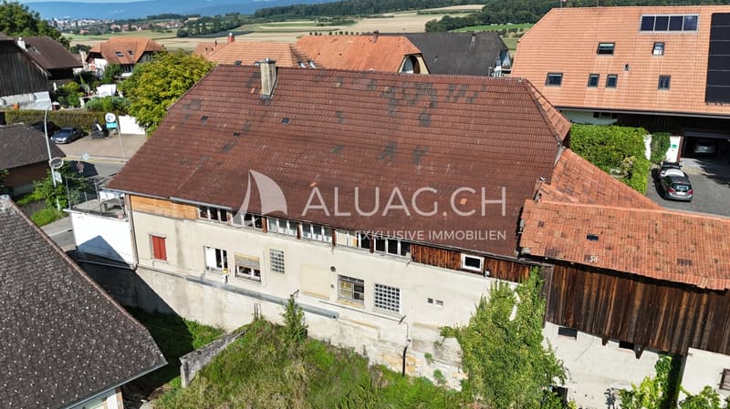 Nicht offensichtlich, die Schokoladenseite vom Gebäude gegen Süden. Ideal für Balkone und grosse Fenster.