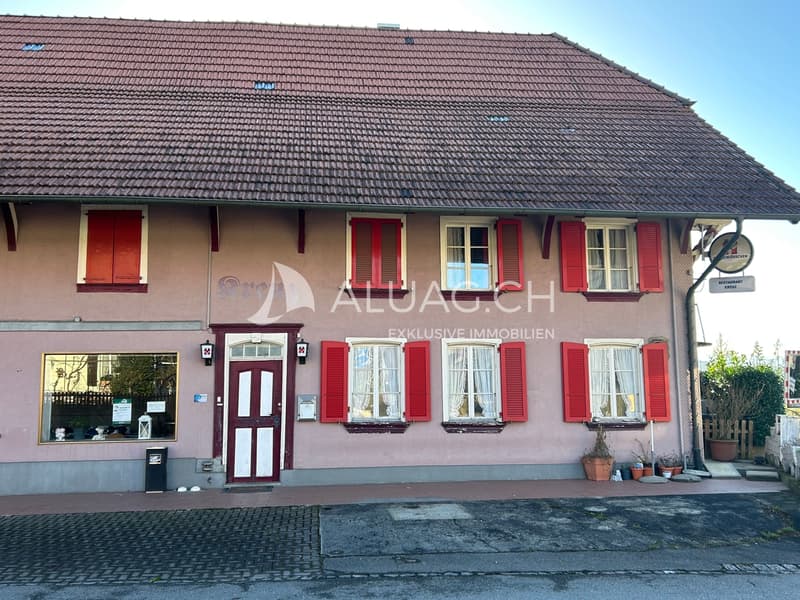 Der rechte Bereich der Nordfassade, das Restaurant, links vom Haupteingang der kleine Saal. Im OG Wohnraum.