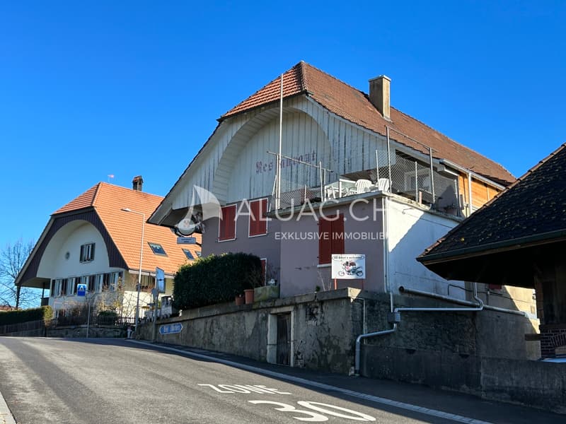 Die Westfront an der Hauptstrasse mit Tempo 30 km/h, mit angebautem Badezimmer im EG und Terrasse im OG.
