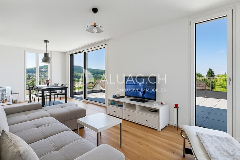 Neben dem Essbereich das Wohnzimmer, ebenfalls sehr hell und mit Sicht Richtung Biel sowie die Berner Alpen.