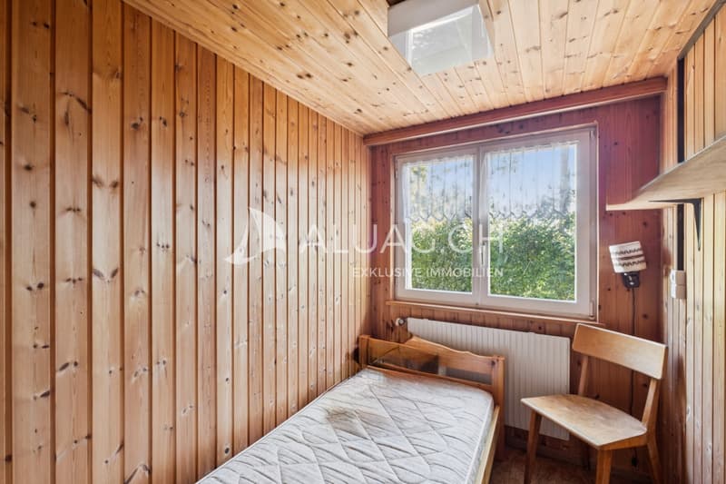 Vom Eingangsbereich führt eine Türe in ein kleines Schlafzimmer,  z.B. für den  Leiter der Gruppe.
