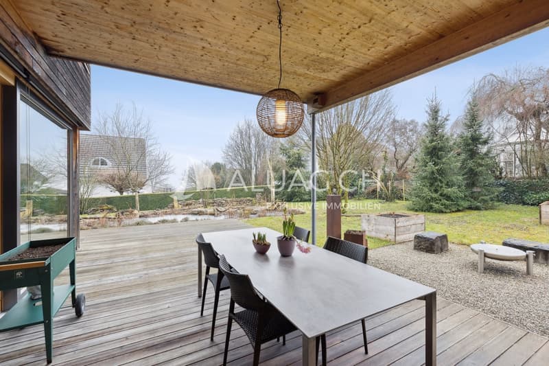 Einfach praktisch angeordnet! Der gedeckte Terrassen-Sitzplatz im Garten mit  Schiebetüre direkt zur Küche.