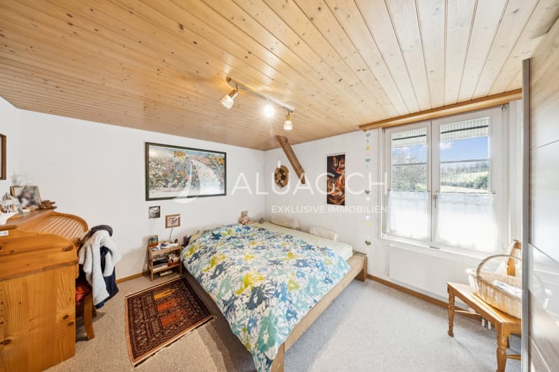 Sehr viel tageslicht auch im Schlafzimmer im Obergeschoss