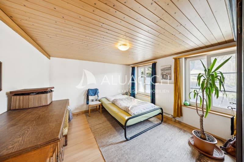 Von der Strassenweite abgewantes Schlafzimmer für ruhige Stunden