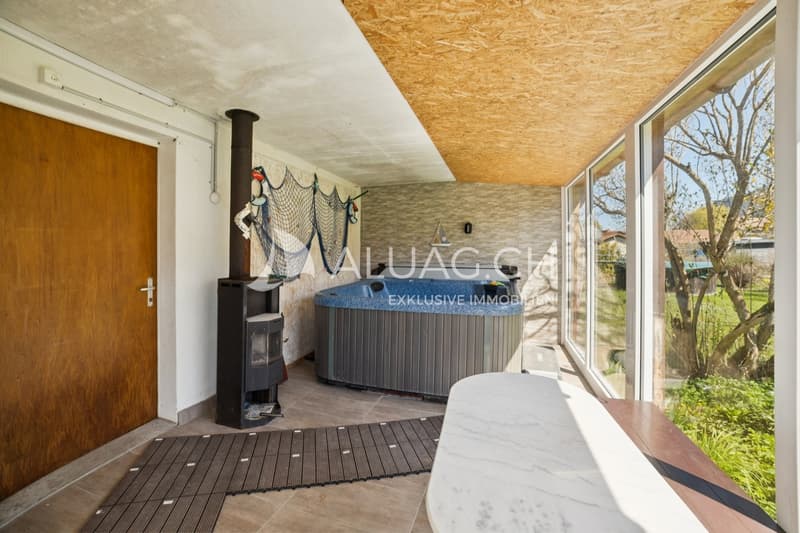 Ein besonderes Highlight ist der Wintergarten mit Schwedenofen und Whirlpool