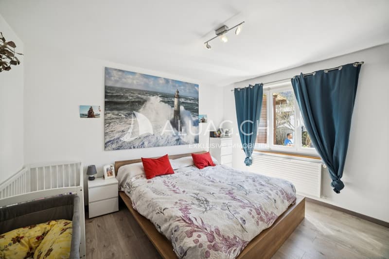 Im Erdgeschoss befindet sich eines der Schlafzimmer mit Blick in den Garten