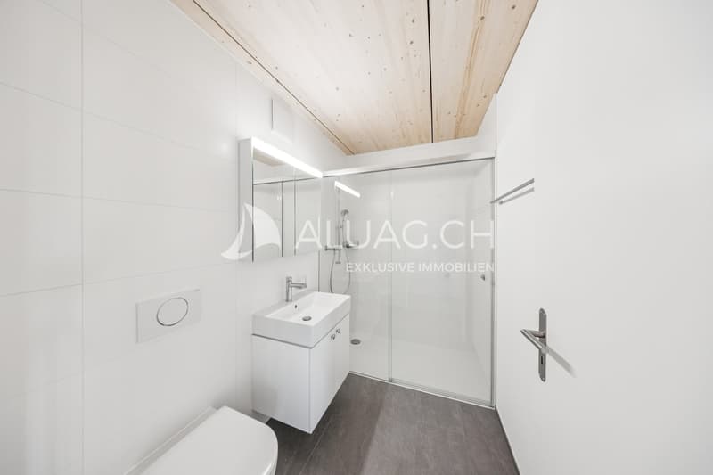 Stilvolles Bad mit ebenerdiger Dusche und zeitlosem Design
