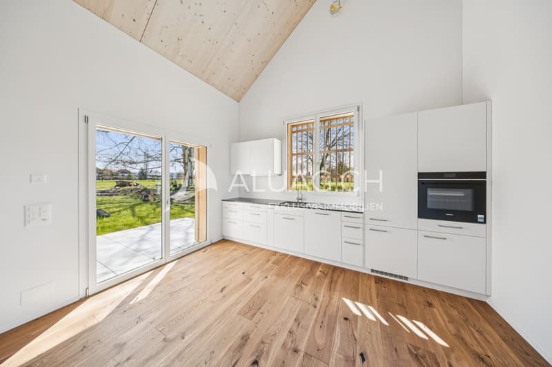 Moderne Küche mit grosser Küchenzeile und direktem Terrassenzugang