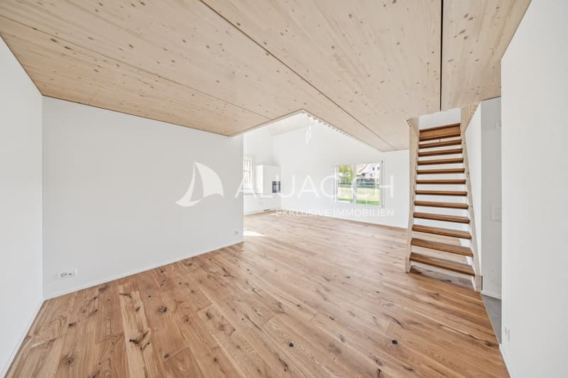 Wohnzimmer mit Treppenaufgang offen und modern gestaltet