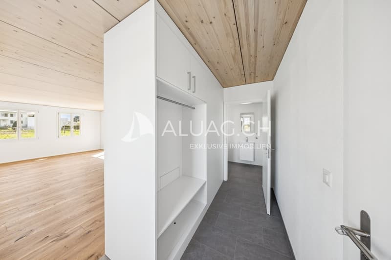 Moderner Entrée-Bereich lichtdurchflutet und freundlich mit praktischer intergrierter Garderobe