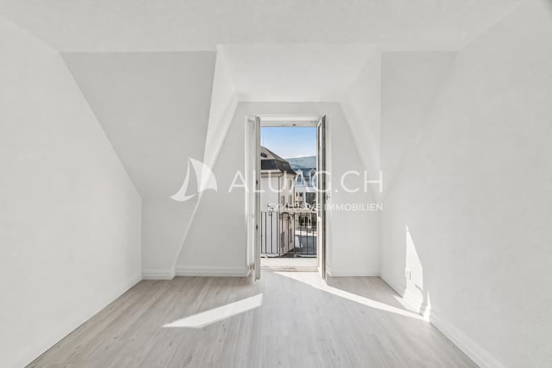...und hier das Zimmer mit wunderbarem, kleinem Süd-Balkon mit Sicht über Delémont und die Jurahöhen.