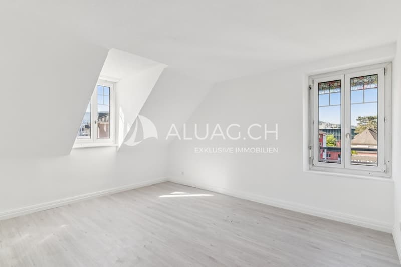 Hier eines der hellen Zimmer mit Dachschräge und Fenster nach Süden sowie gegen Westen.