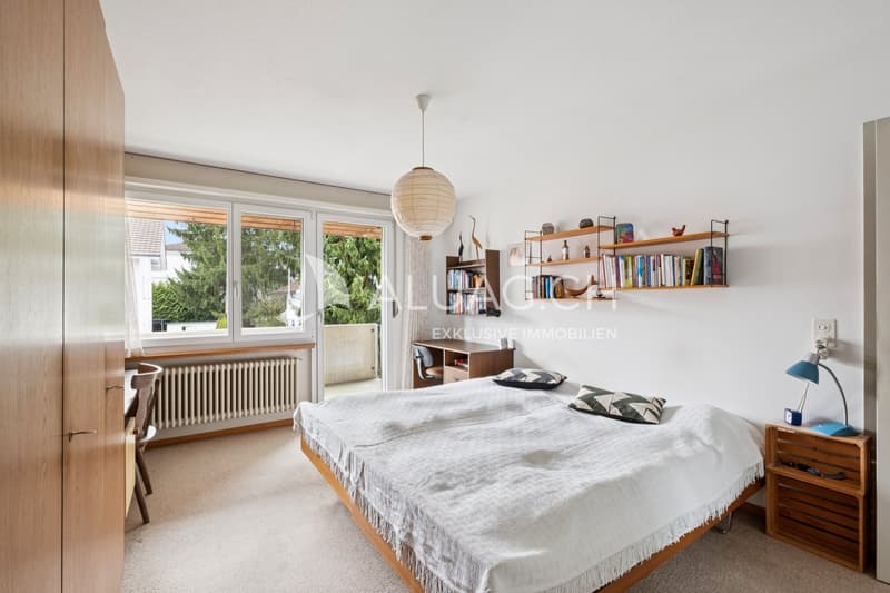 Dann das grösste der drei Zimmer im Obergeschoss, hell mit Teppichboden und eigenem Zugang zum Balkon.