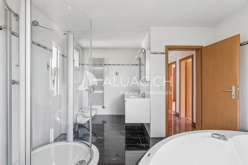 Aber auch ein Dusche, WC und ein Doppellavabo finden gut Platz in diesem Bad mit schwarzem Marmorboden.
