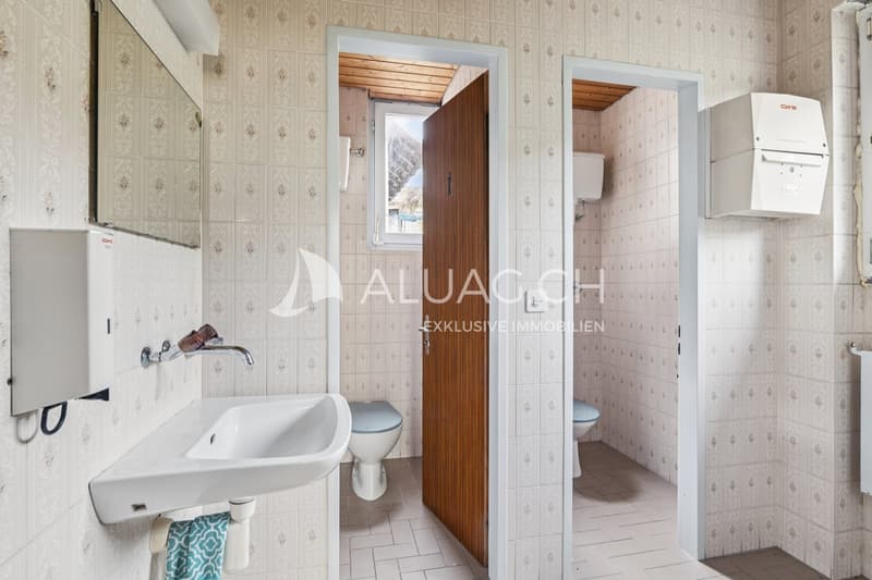 Badezimmer renovierungsbedürftig mit schönen Gestaltungsmöglichkeiten