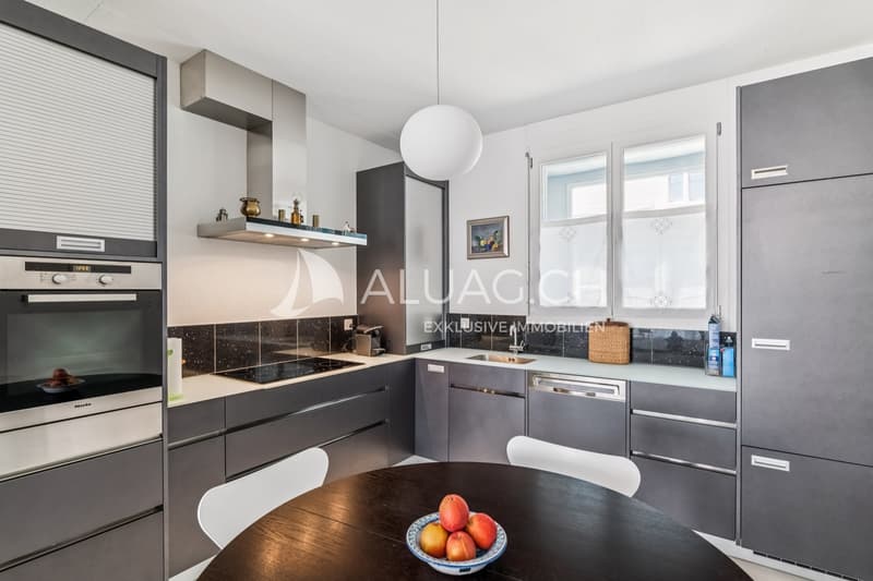 Moderne Einbauküche mit edler Glasarbeitsplatte