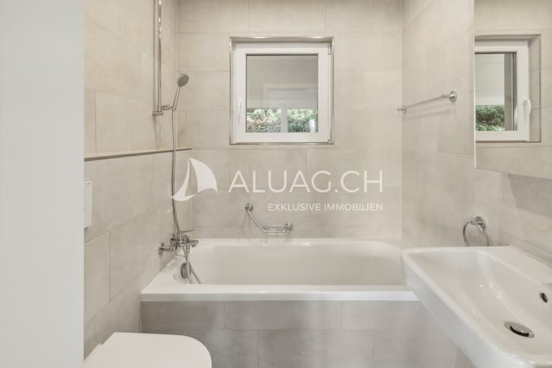 Badezimmer mit Badewanne, ideal für entspannte Momente in moderner Atmosphäre