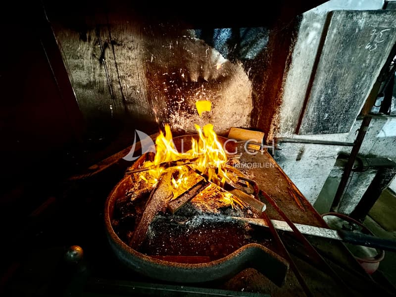Brennendes Holz im historischen Ofen Lifestyle pur