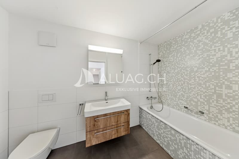 Das andere Badezimmer ist mit einer Badewanne ausgestattet