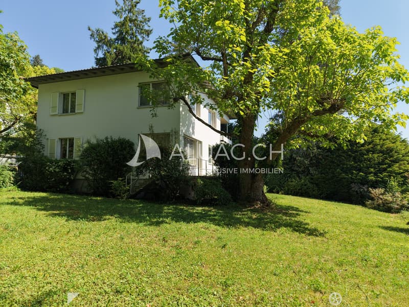 Blick auf das Wohnhaus und die weitläufige Gartenanlage