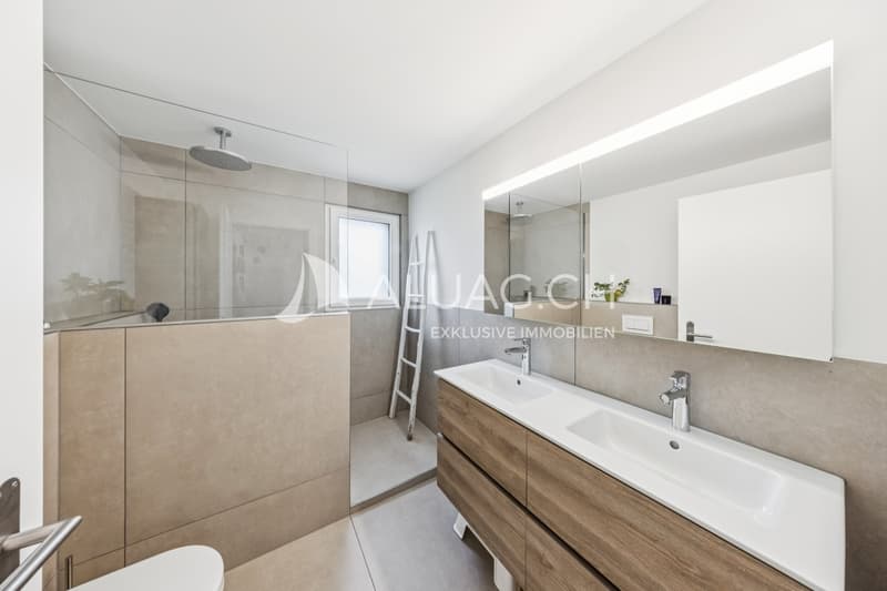 Geschmackvoll renoviertes Badezimmer mit begehbarer Dusche und Doppellavabo