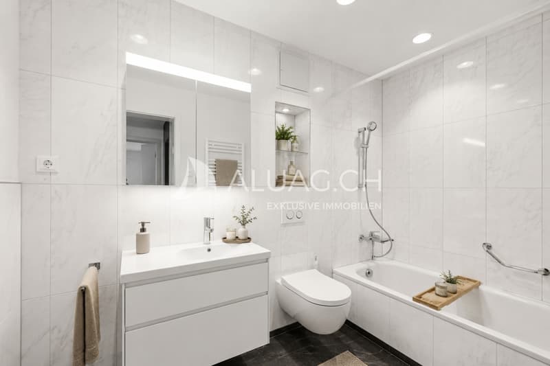 Elegantes Badezimmer mit Badewanne und modernen Armaturen