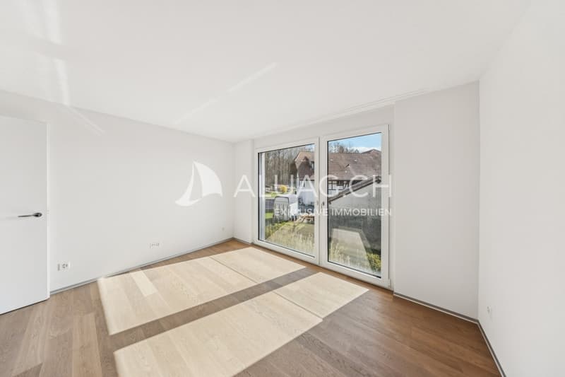 Alle Zimmer verfügen über bodentiefe Fenster mit Glasgeländer, die sich vollständig öffnen lassen