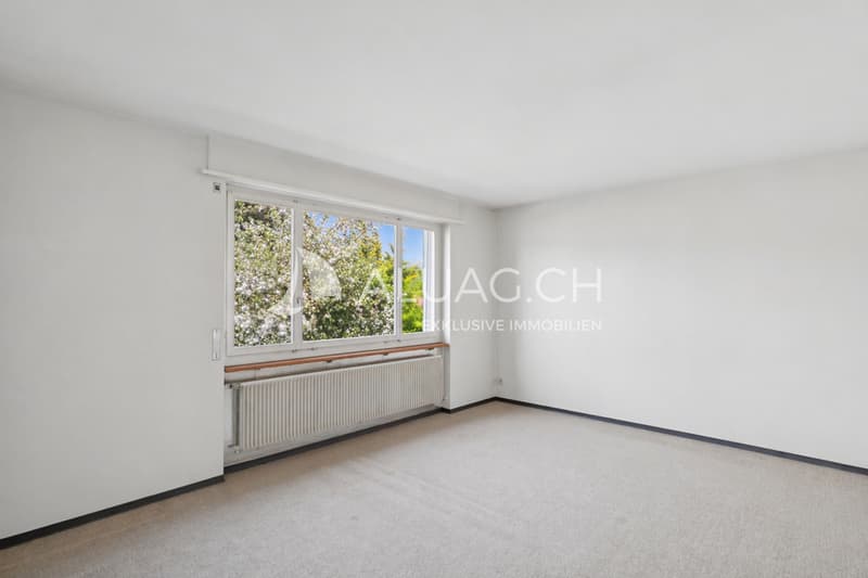 Grosszügiges Zimmer mit viel Tageslicht und Gestaltungsspielraum